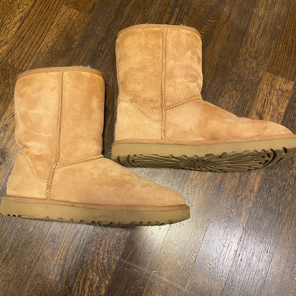 Ugg classic short boot size 9 - Picture 2 of 4